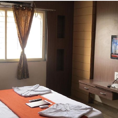 Hotel Vikrant Palace โซลาปูร์ ภายนอก รูปภาพ