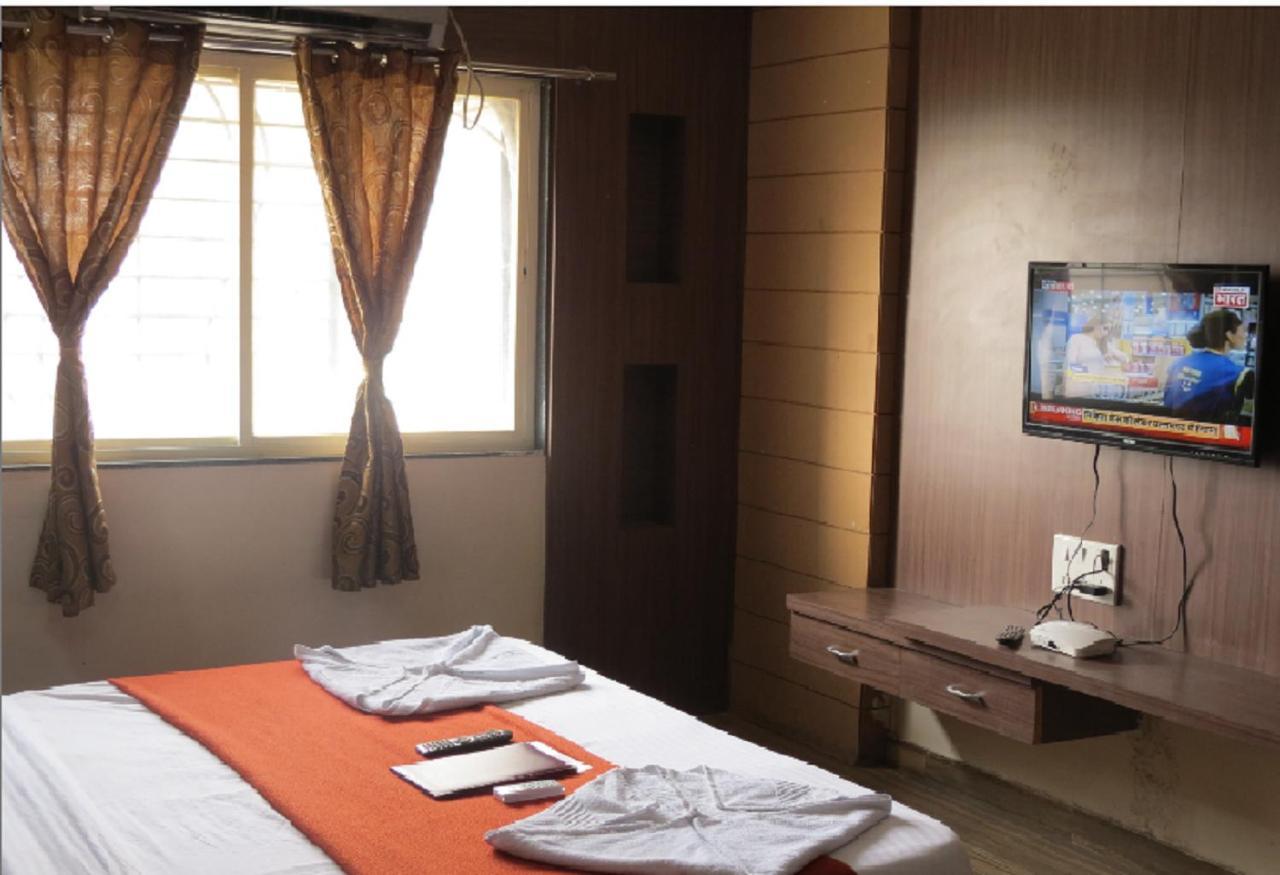 Hotel Vikrant Palace โซลาปูร์ ภายนอก รูปภาพ